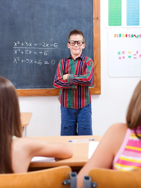 Sınıfın önünde güzide oğlan — Stok fotoğraf