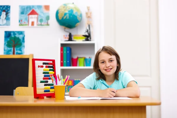 Schoolmeisje huiswerk — Stockfoto