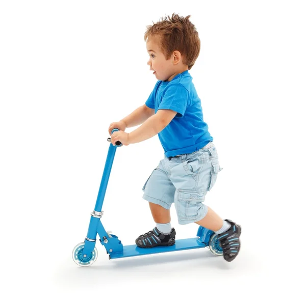 Ragazzo che gioca con scooter giocattolo blu — Foto Stock