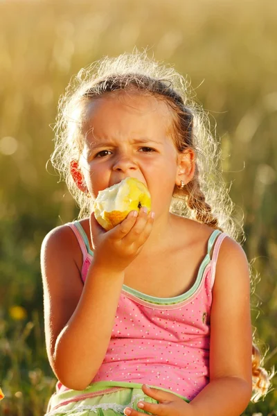 Girl eating an apple — Stock Photo, Image