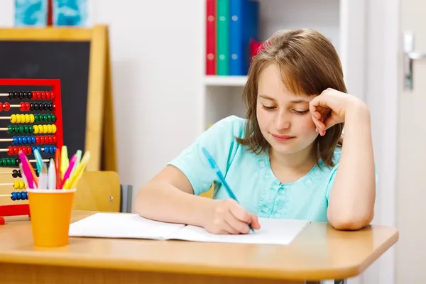 Schülerin schreibt Hausaufgaben — Stockfoto