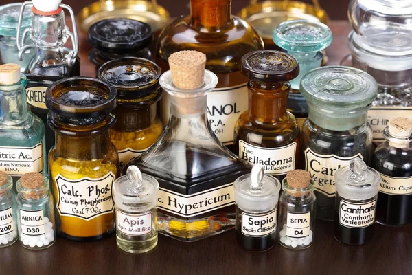 Různé lékárny láhve homeopatické medicíny — Stock fotografie