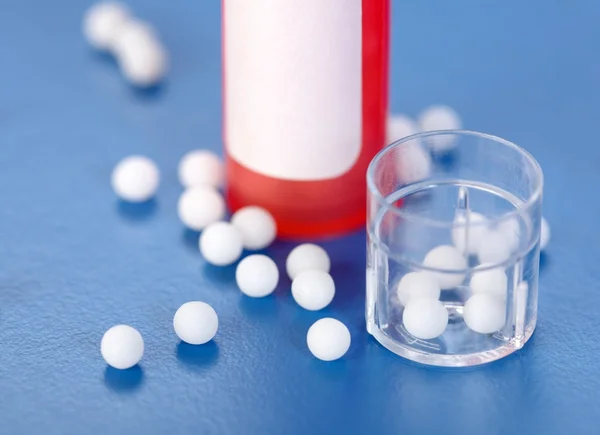 ホメオパシー錠剤やプラスチック製の容器 — ストック写真