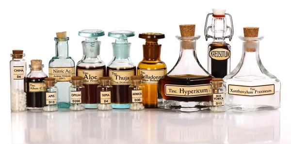 Olika mor tinkturer av homeopatiska läkemedel — Stockfoto