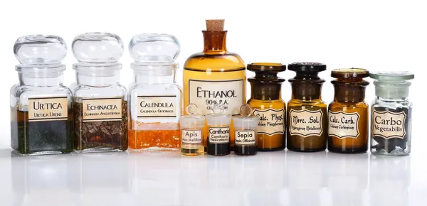 Verschillende apotheek flessen van homeopathische geneeskunde — Stockfoto