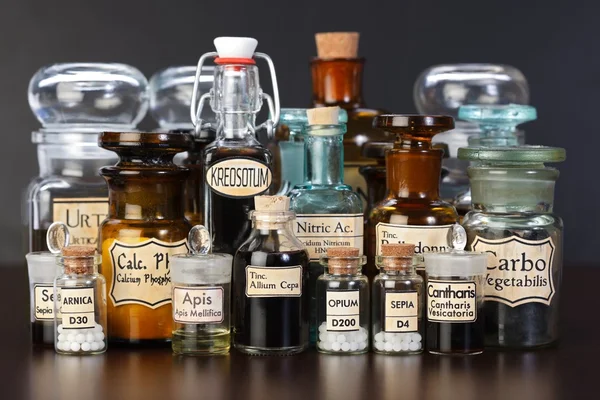ホメオパシー医学の様々 な薬局のボトル — ストック写真