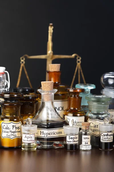 Διάφορες χημικές ουσίες φαρμακείο της ομοιοπαθητικής ιατρικής — Φωτογραφία Αρχείου
