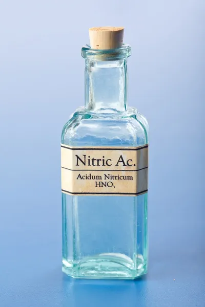 Ácido nítrico em garrafa química pequena — Fotografia de Stock