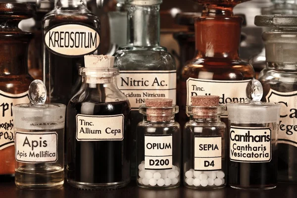 Varios frascos de farmacia de medicina homeopática — Foto de Stock