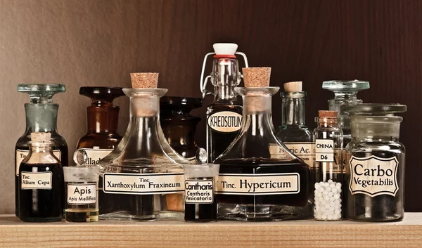 ホメオパシー医学の様々 な薬局のボトル ストック画像