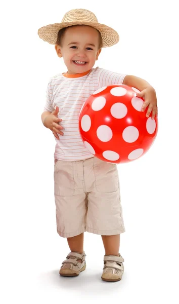 麦わら帽子で陽気な小さな男の子が、赤を保持しているボールを点線 — ストック写真