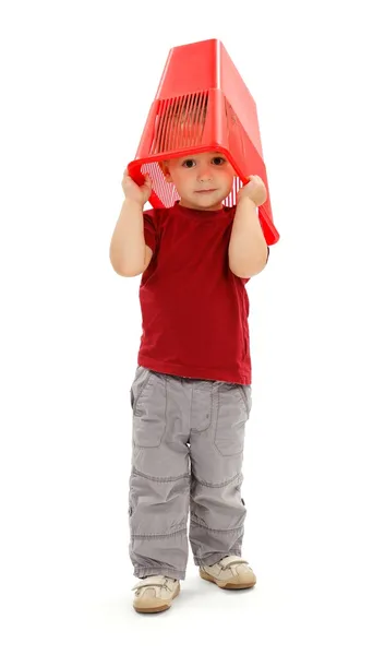 Kleiner Junge zieht Mülleimer auf den Kopf — Stockfoto