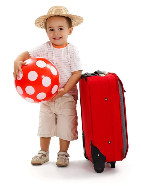 Criança com bola vermelha e mala, pronta para a viagem — Fotografia de Stock