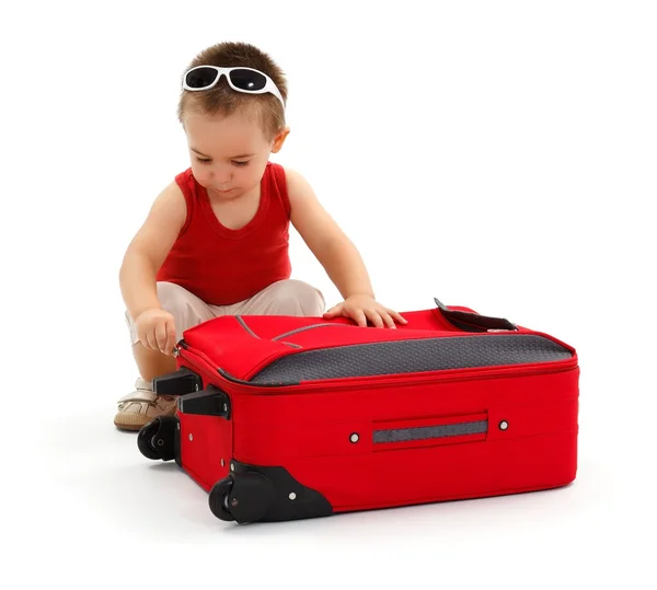 Μικρό αγόρι, προετοιμασία για το ταξίδι, zipping βαλίτσα — Stockfoto