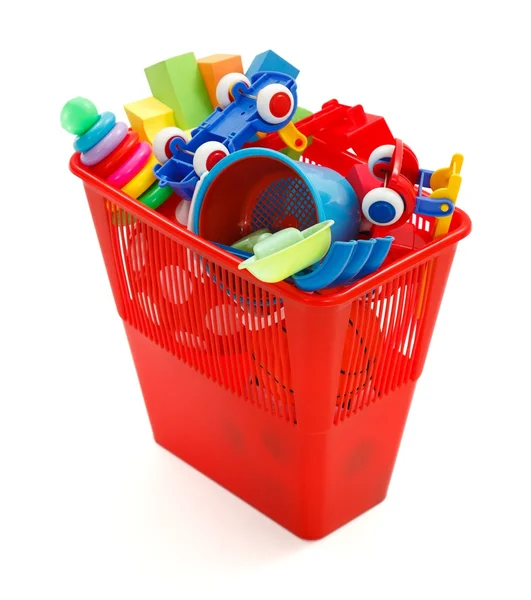 Много пластиковых игрушек, брошенных в мусорный бак — стоковое фото