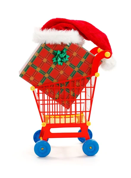 Grande presente e chapéu de Santa no carrinho de compras de brinquedo — Fotografia de Stock