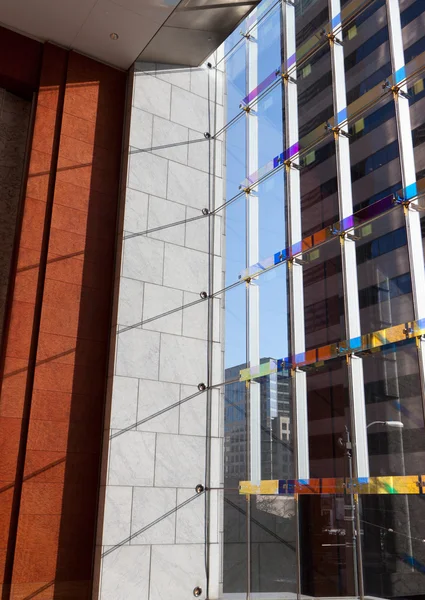 Foyer en verre et pierre d'un bâtiment moderne Image En Vente