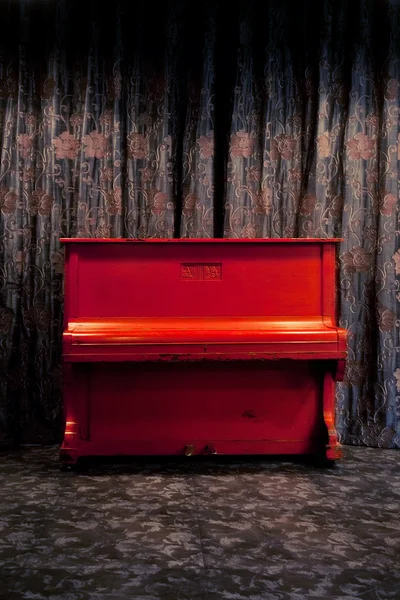 复古红色钢琴 — 图库照片