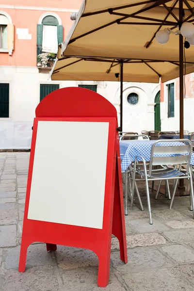 Küçük sokak kafede boş menü yönetim kurulu — Stockfoto