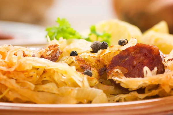 Λουκάνικα με πατάτες και λάχανο τουρσί — Φωτογραφία Αρχείου