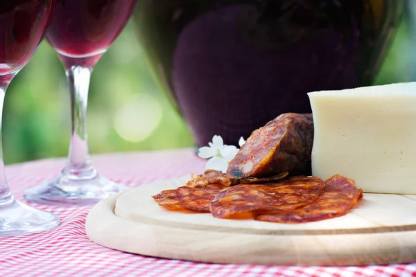 Czerwone wino i kiełbasy z serem — Zdjęcie stockowe