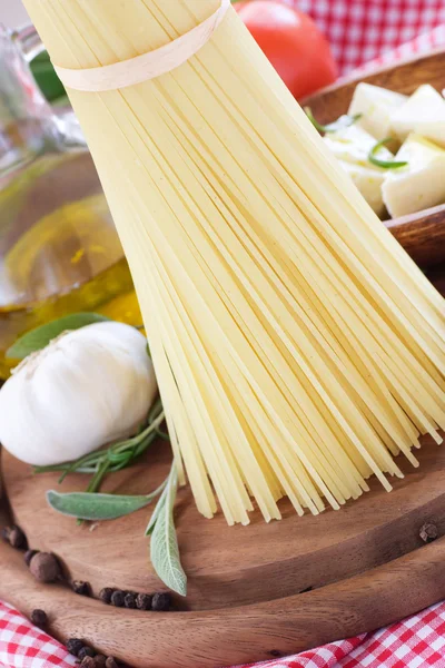 Spaghetti with ingredients — Stock Photo, Image