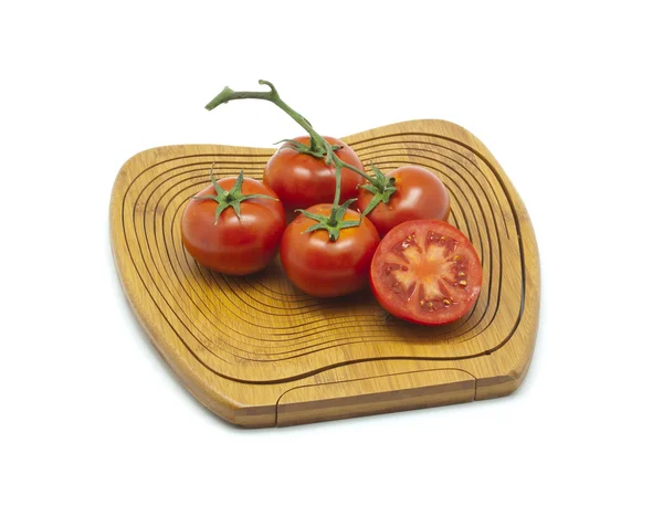 Tabla de cortar madera con tomates — Foto de Stock