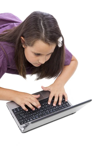 Klein meisje playin met een laptop — Stockfoto
