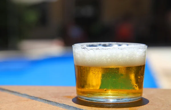 Cerveza fría en piscina —  Fotos de Stock