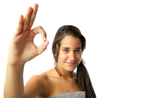 Ένα εφηβικό κορίτσι που κάνει ένα σημάδι της εντάξει — Φωτογραφία Αρχείου