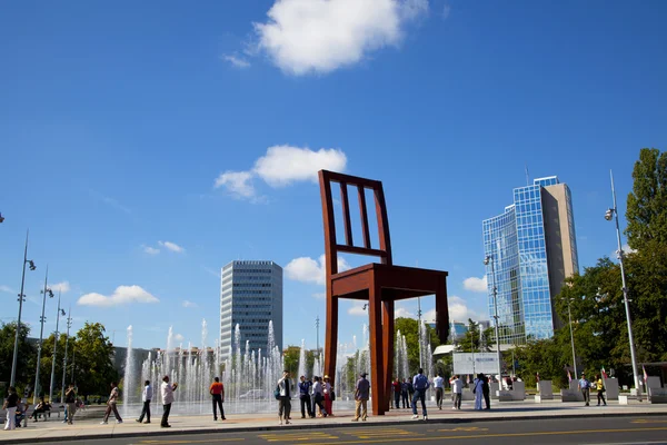 Ομάδα τουριστών στο μνημείο σπασμένη καρέκλα, geneve — Φωτογραφία Αρχείου