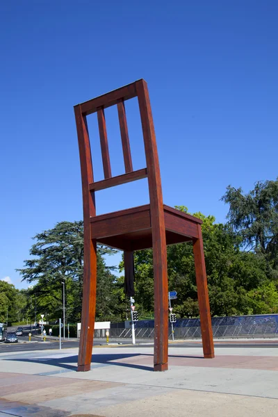 Cadeira quebrada Monumento em Geneve — Fotografia de Stock