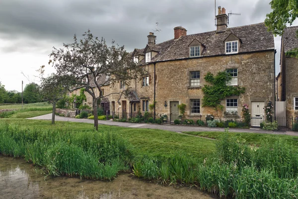 Cottages with Eye River in Lower Slaughter, Cotswolds, Reino Unido — Fotografia de Stock