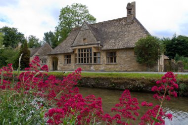 Cottage in Lower Slaughter, Cotswolds, UK clipart