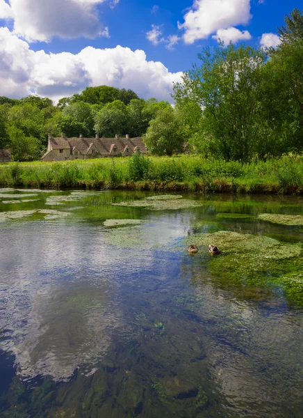 Арлингтон строку в bibury с реки Кольн, cotswolds, Глостершир, Великобритания — стоковое фото