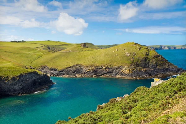 Cove near Port Quin with deep blue sea, Cornwall with deep blue see, Reino Unido — Fotografia de Stock