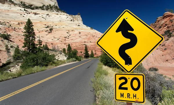 Kurvenreiche Straße (Verkehrszeichen) im Zion Nationalpark, USA — Stockfoto