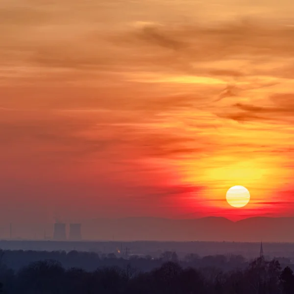 Філіппсбурзька атомними заводу з гори на заході сонця, Німеччина — стокове фото