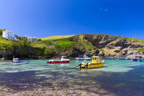 Barcos de pesca coloridos no porto de Port Isaac, Cornualha, Inglaterra — Fotografia de Stock