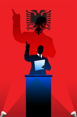 bir podyum arkasında siyasi hoparlör ile Arnavutluk Cumhuriyeti bayrağı