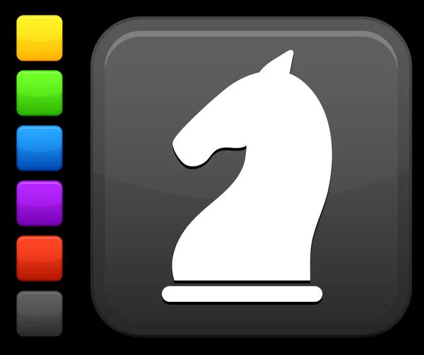 Значок шахматного коня на квадратной кнопке — стоковый вектор