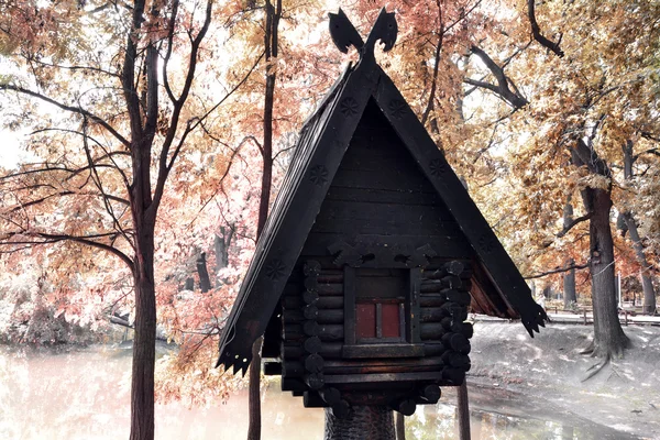 Una cabaña de madera en la orilla del lago — Foto de Stock