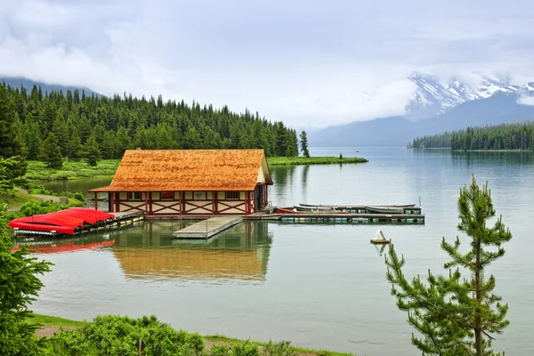在山上的湖上的船屋 — 图库照片