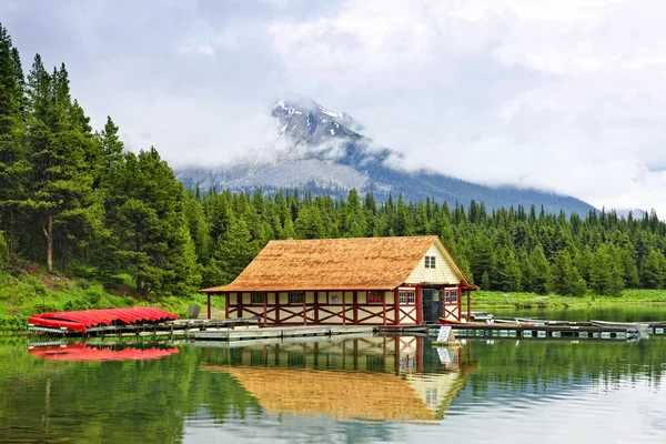 Kayıkhane dağ gölü — Stok fotoğraf