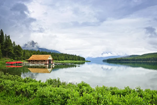 Boathouse no lago da montanha — Fotografia de Stock