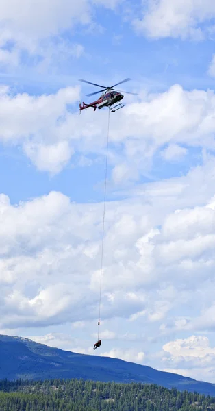 Záchranný vrtulník v horách — Stock fotografie