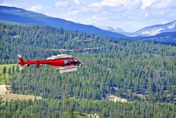 Рятувальний вертоліт у горах — стокове фото
