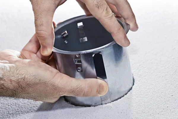 Handen installeren metalen pot lichtpunt — Stockfoto
