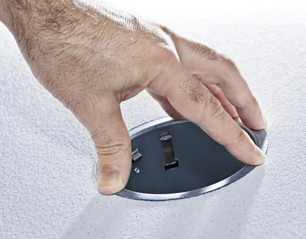 Mãos instalando dispositivo elétrico de luz de panela de metal — Fotografia de Stock