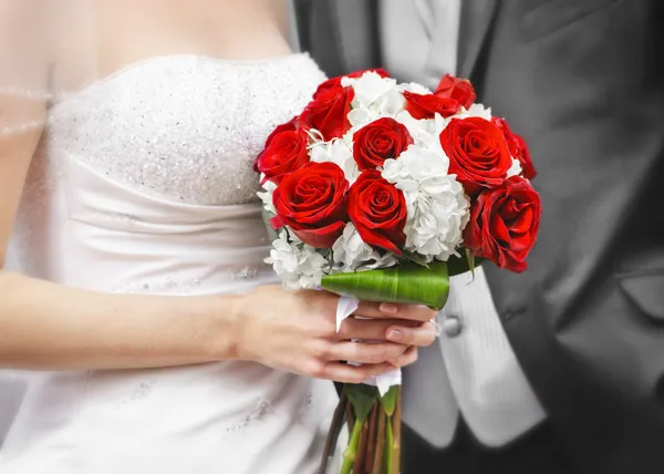 Жених и невеста с свадебным букетом — стоковое фото